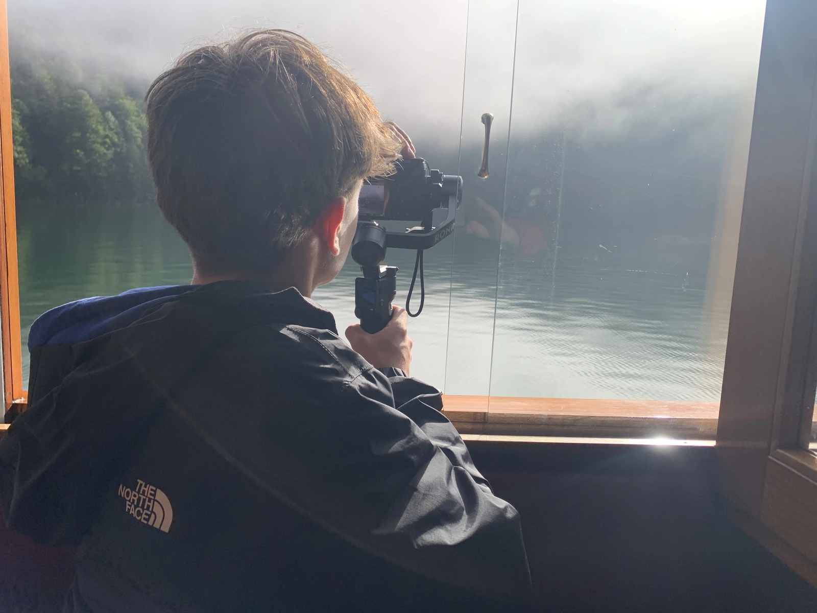 Dreh vom Boot aus: Kamera auf dem Gimbal, Nebel über dem Königssee