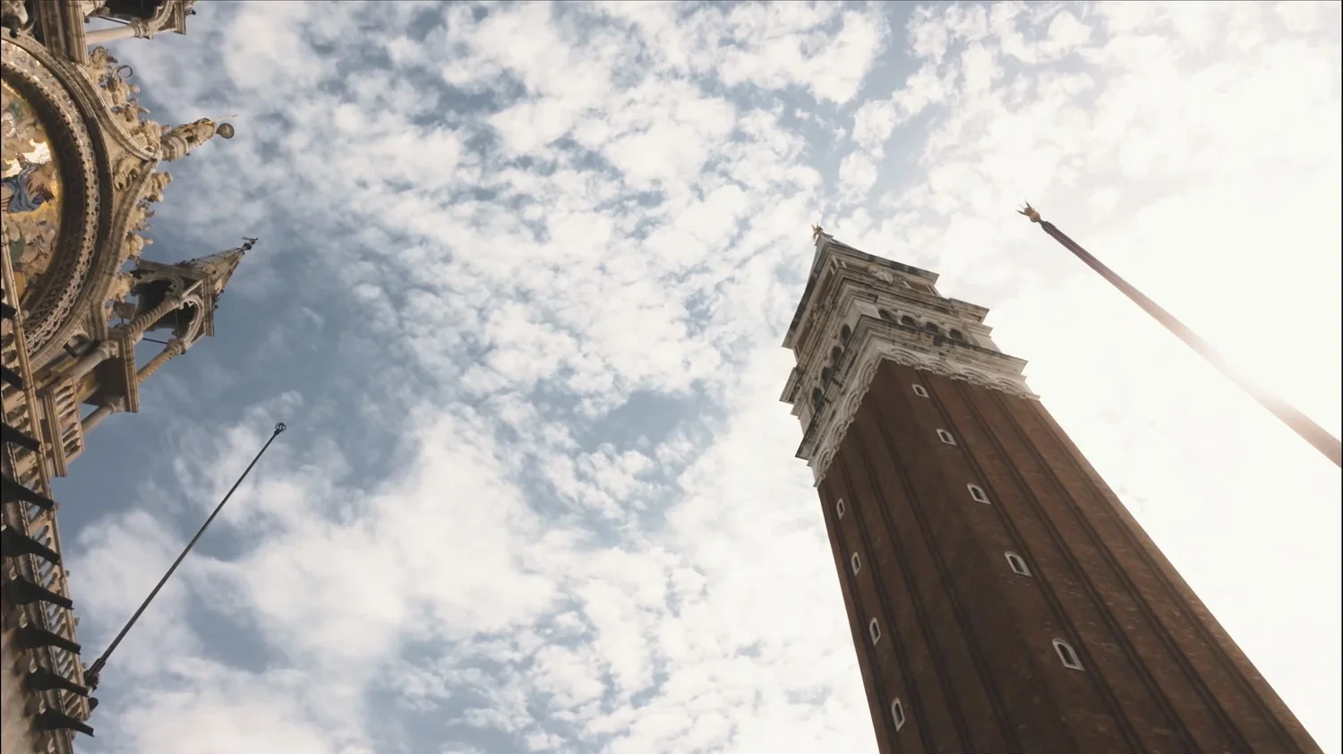 Campanile gegen den Wolkenhimmel