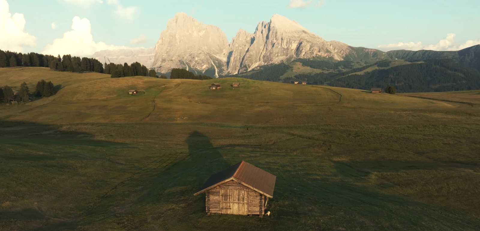 Almhütte auf einer Hochebene vor dem Massiv